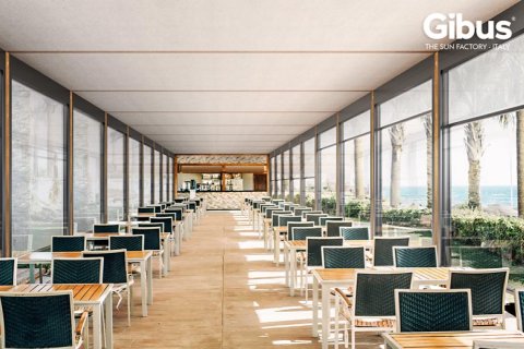 Innenraumansicht Restaurant mit Zip-Screens von Gibus an den Fenstern