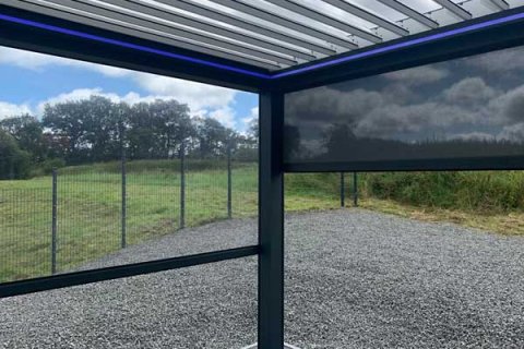 Extrait d'une pergola autonome avec toit à lamelles, intégrant l'ombrage et l'éclairage latéraux