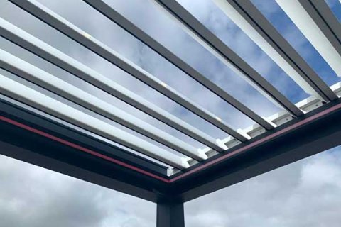 Ausschnitt verstellbare Lamellen bei Pergola mit Lamellendach; Farbwechsel bei der Beleuchtung