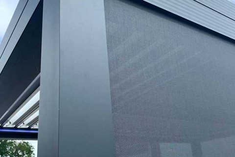 Détail de la pergola avec toit à lamelles