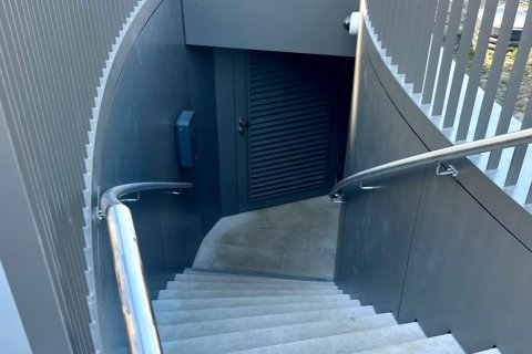 Treppenabgang zum Parkhaus Treppenabgang zum Parkhaus. Die Wände sind verkleidet mit Metall.