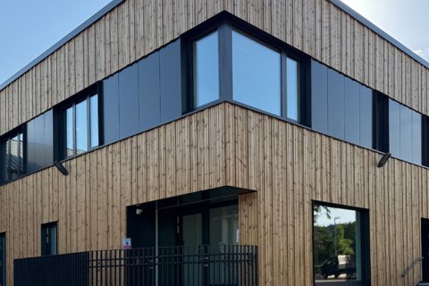 Ausschnitt Fassade Holz - Blechverkleidung Gemeinde Atelier: Ausschnitt Aussenansicht Holzfassade mit Blechverkleidungen zwischen Fensterband