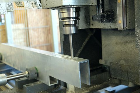 Bild zeigt Ausschnitt einer Maschine im Betrieb
