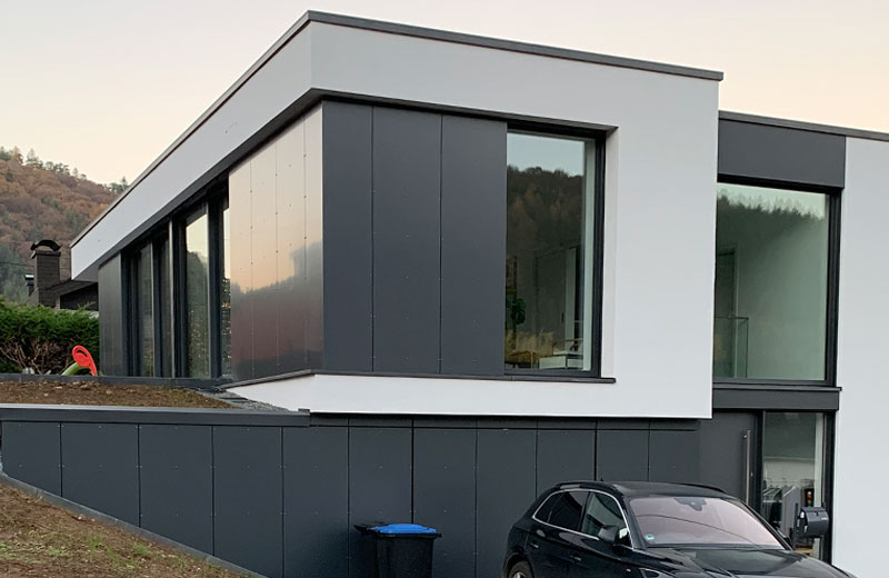 Wohnhaus mit Aluminiumverkleidung in Fassadenbereichen