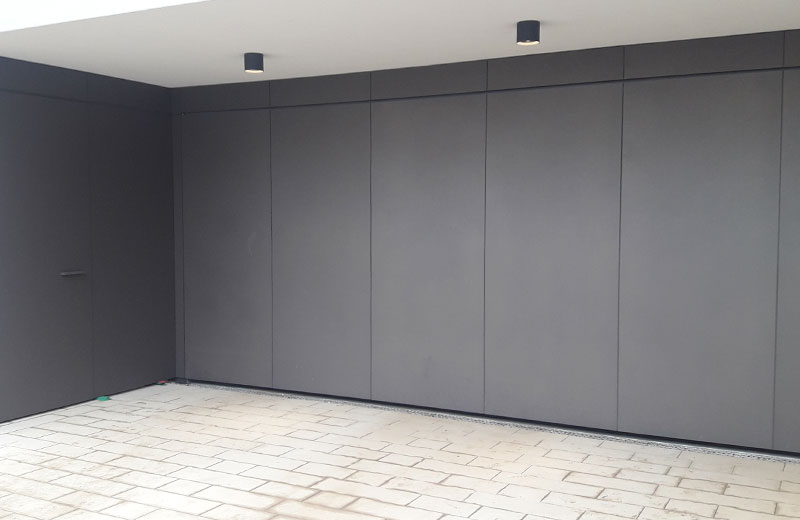 Ausschnitt Garagenbereich mit Aluminiumverkleidung aus Glattblechen