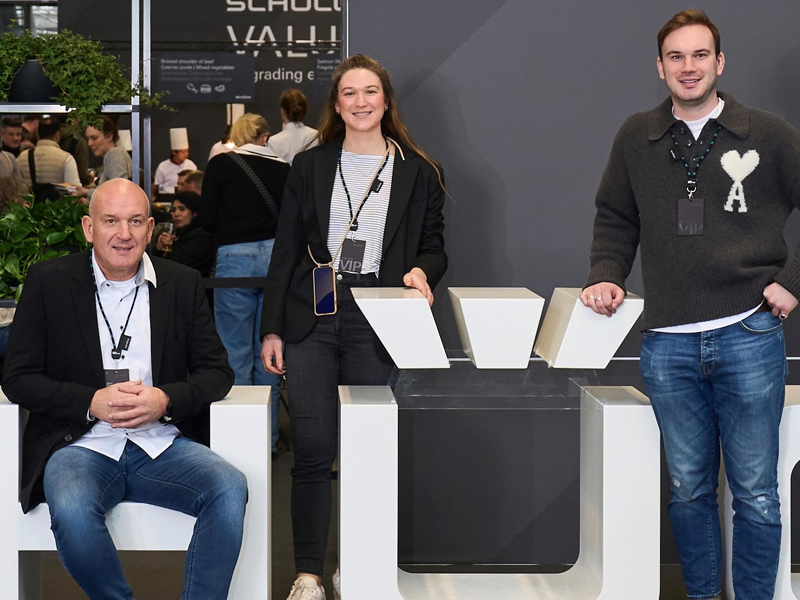 Michael, Vivienne et Joshua Bonn à côté du grand logo Schüco au salon BAU à Munich