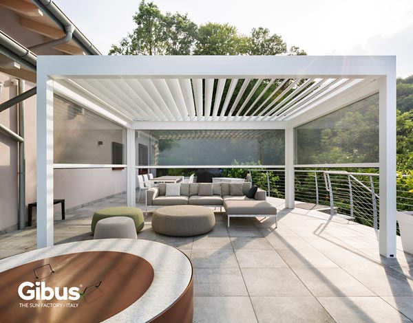 Exemple de pergola avec toit à lamelles et écrans latéraux Zip Screens Exemple de pergola avec toit à lamelles et écrans latéraux Zip Screens