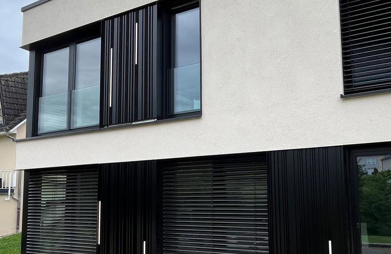 Détail d'une maison d'habitation avec un revêtement Linarte sur certaines parties de la façade Détail d'une maison d'habitation avec un revêtement Linarte sur certaines parties de la façade
