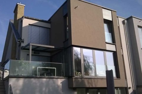 Ausschnitt Fassade eines Wohngebäudes