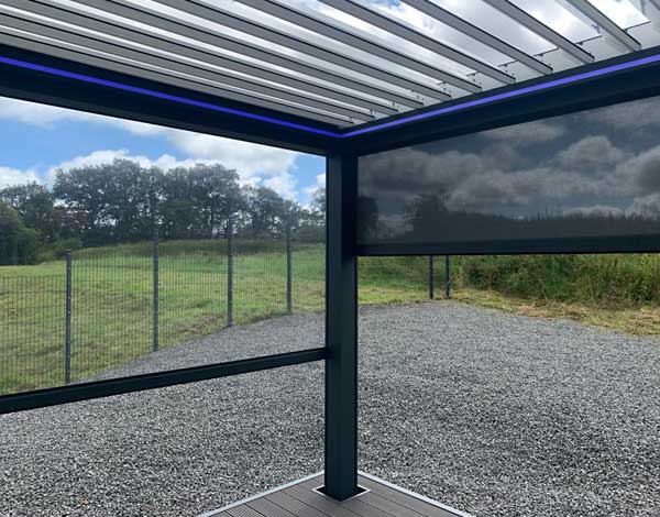 Ausschnitt freistehende Pergola mit Lamellendach, seitlicher Verschattung und Beleuchtung Ausschnitt freistehende Pergola mit Lamellendach, seitlicher Verschattung und Beleuchtung