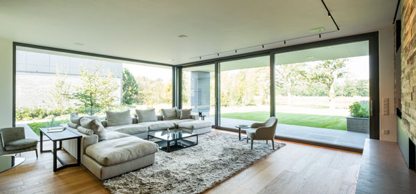 Wohnzimmer mit großen Fensterflächen Bild zeigt Wohnzimmer mit großen Fensterflächen